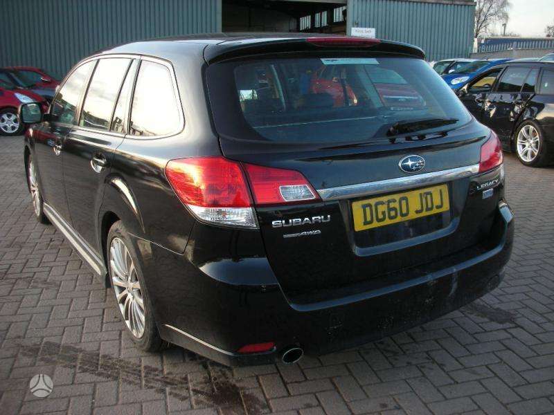 Subaru Legacy dalimis. Variklis dirba tvarkingai
