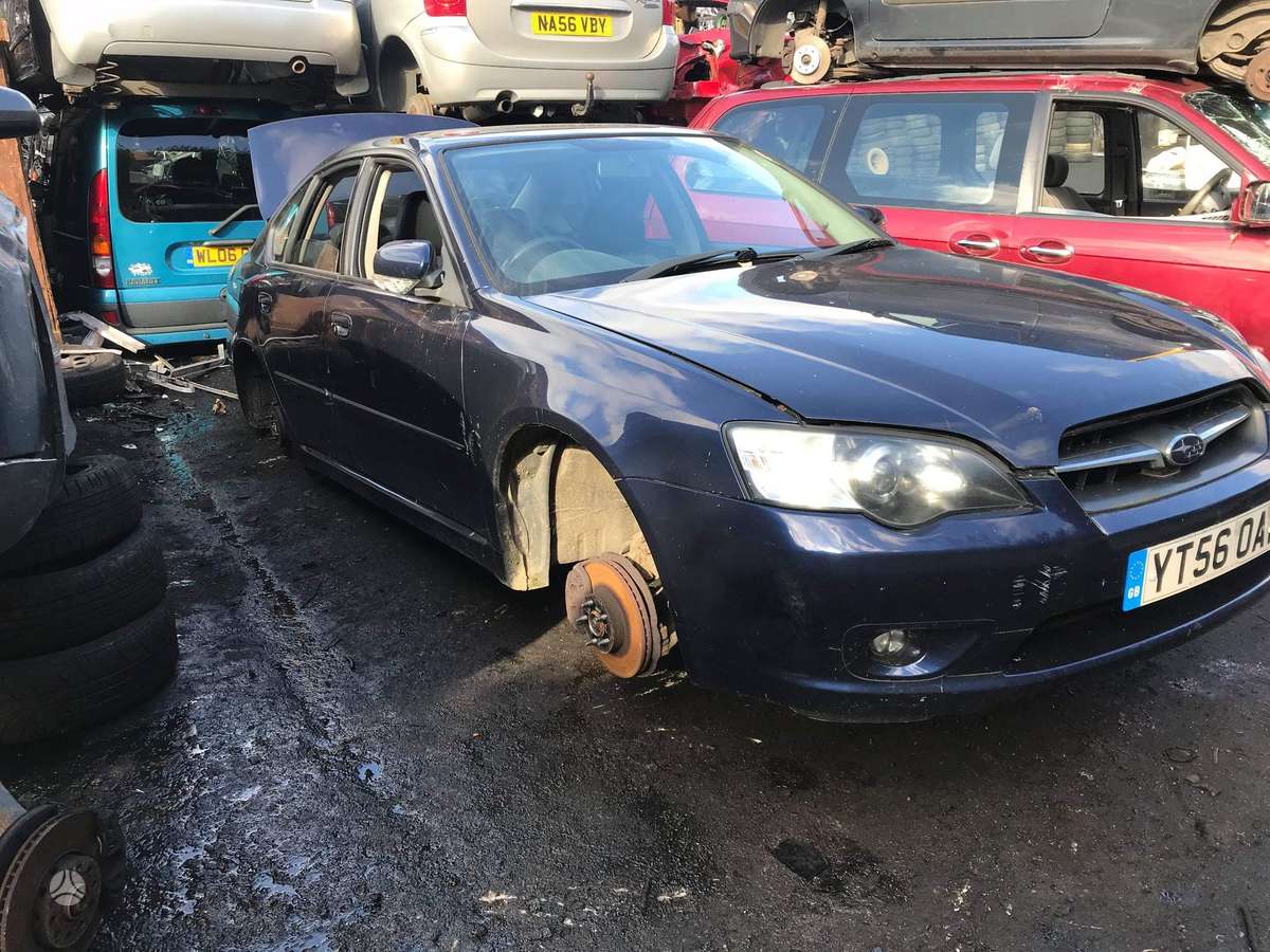 Subaru Legacy dalimis