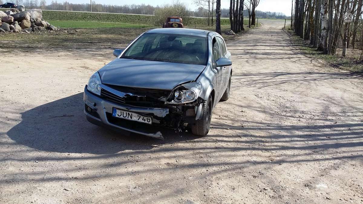 Opel Astra dalimis. Dalimis