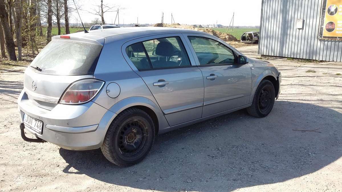 Opel Astra dalimis. Dalimis