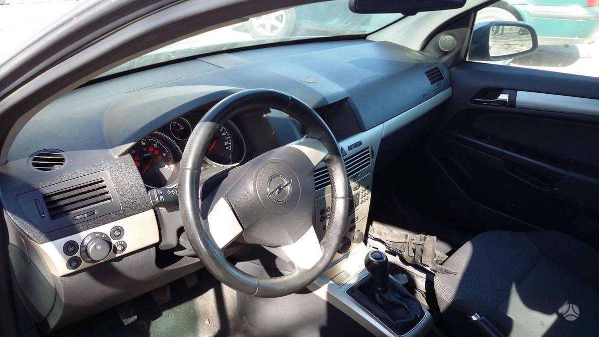 Opel Astra dalimis. Dalimis