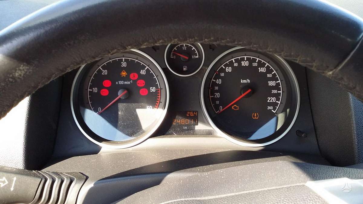 Opel Astra dalimis. Dalimis