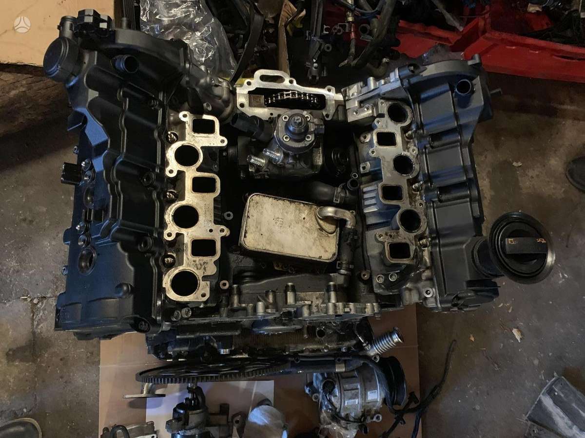 Audi A6 variklio detalės