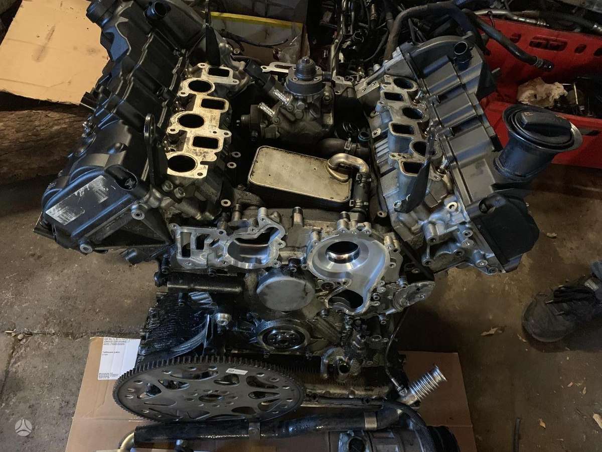 Audi A6 variklio detalės