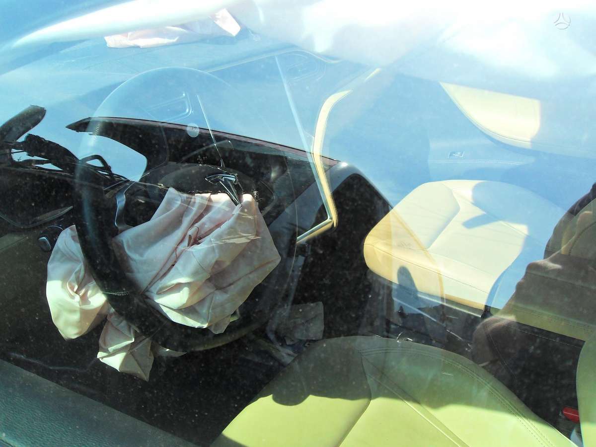 Tesla Model S rezerves daļās