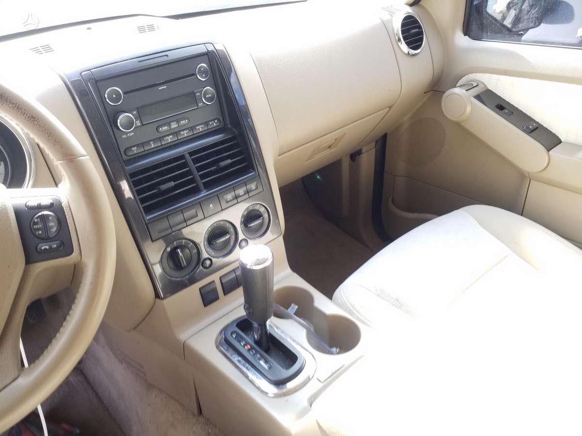 Ford Explorer dalimis