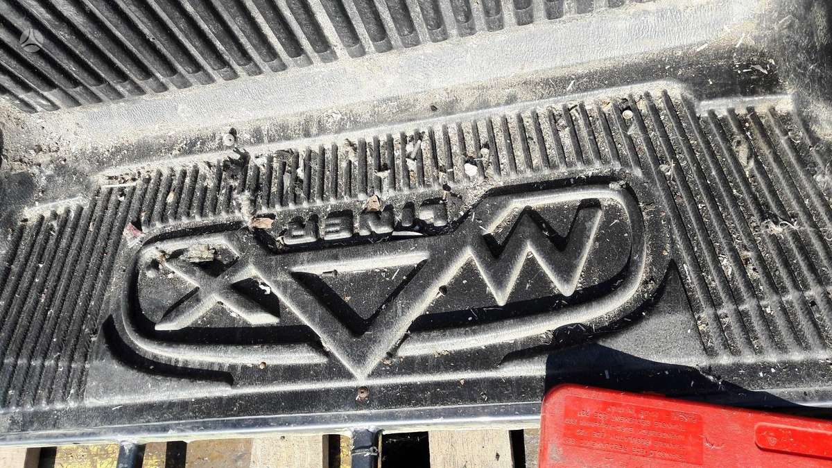 Toyota Hilux, MK6, sparnai