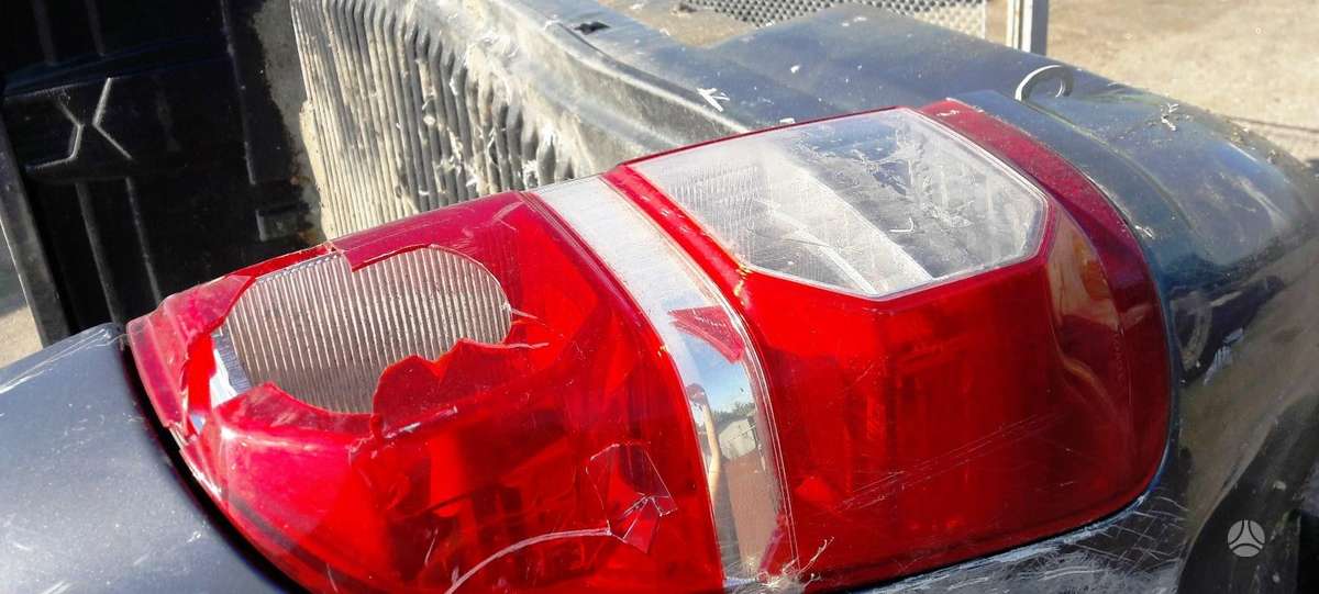 Toyota Hilux, MK6, sparnai