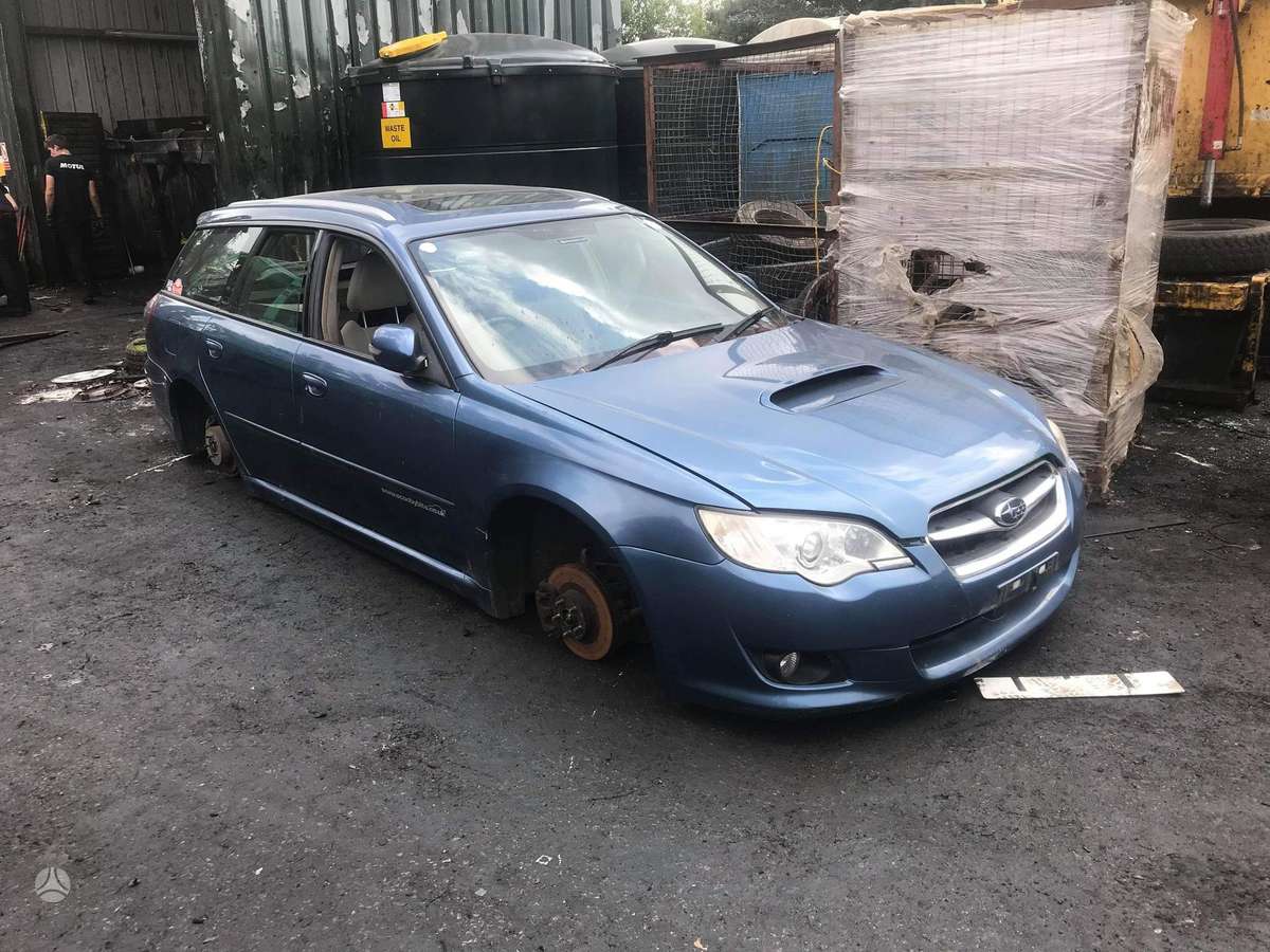 Subaru Legacy dalimis
