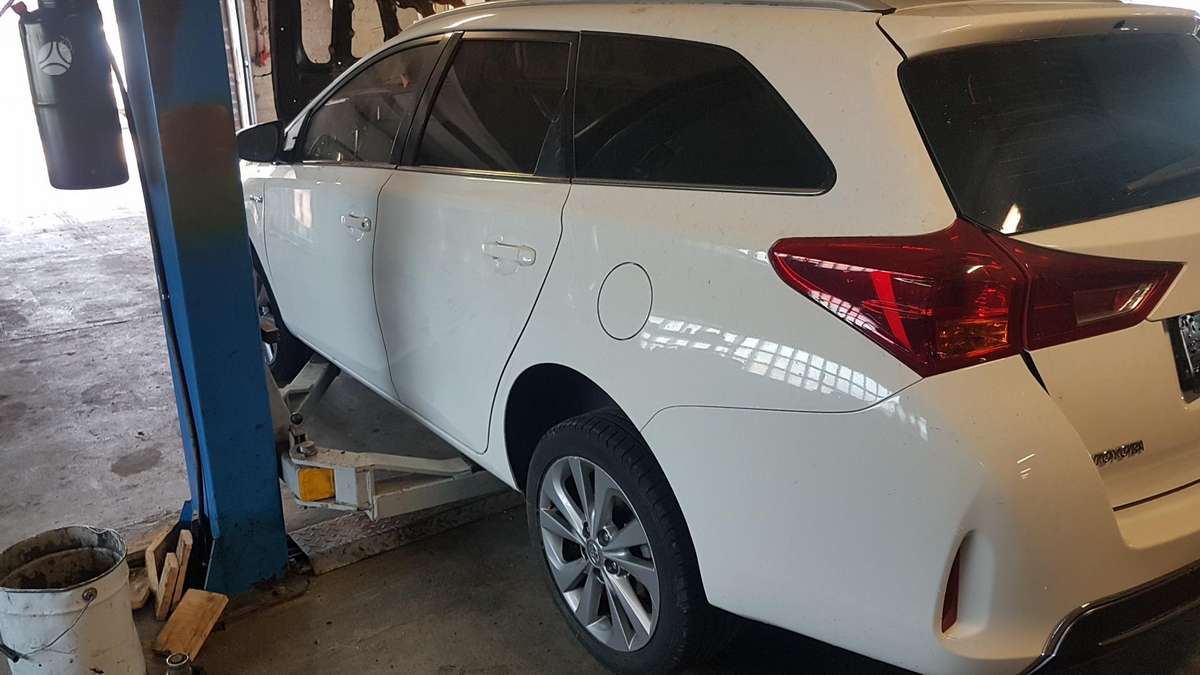 Toyota Auris dalimis. Deges priekis
