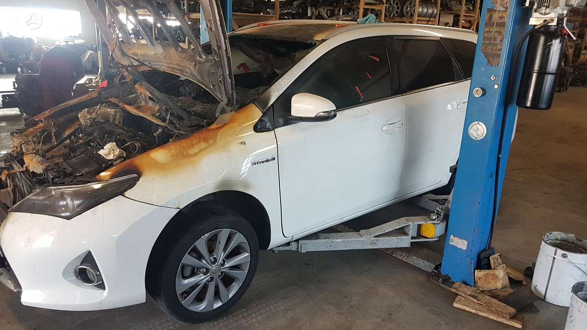Toyota Auris dalimis. Deges priekis