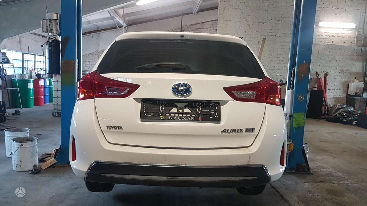 Toyota Auris dalimis. Deges priekis