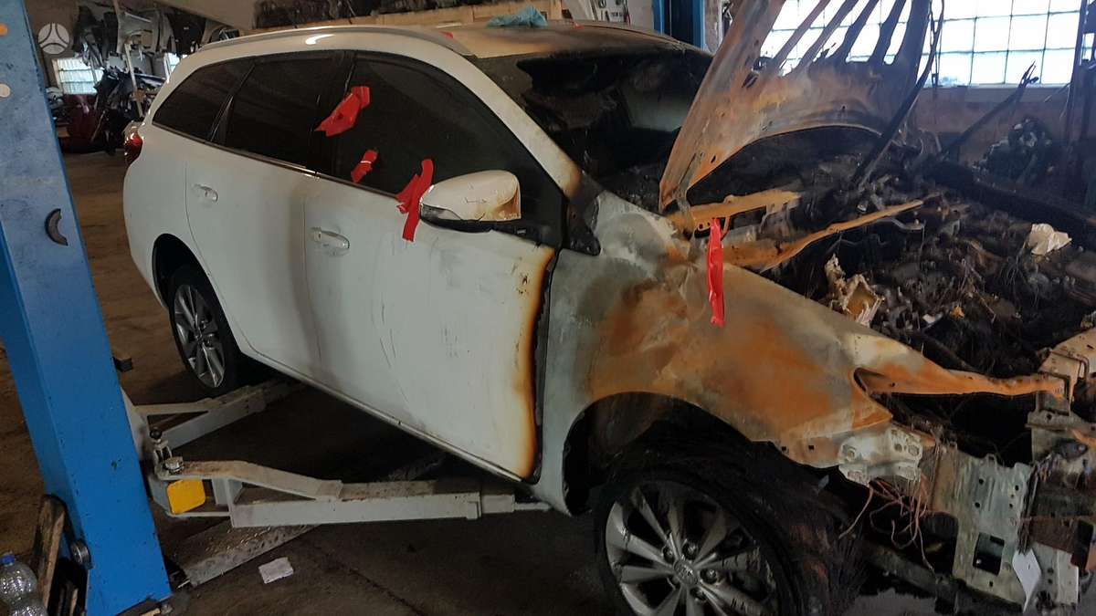 Toyota Auris dalimis. Deges priekis