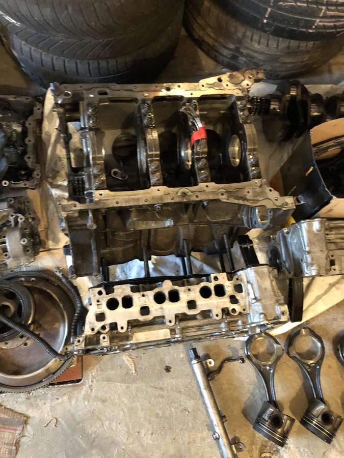 Mercedes-Benz E350 variklio detalės