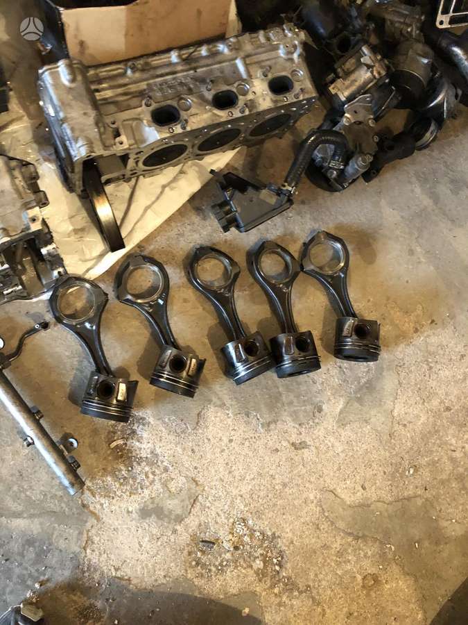 Mercedes-Benz E350 variklio detalės