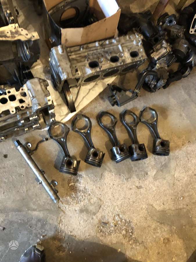 Mercedes-Benz E350 variklio detalės