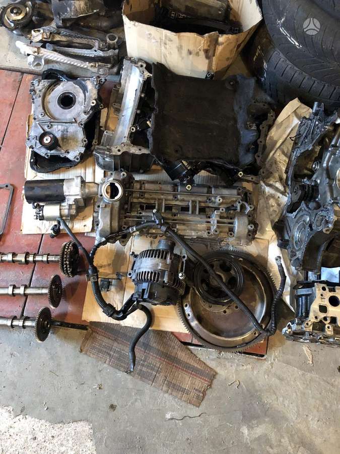 Mercedes-Benz E350 variklio detalės