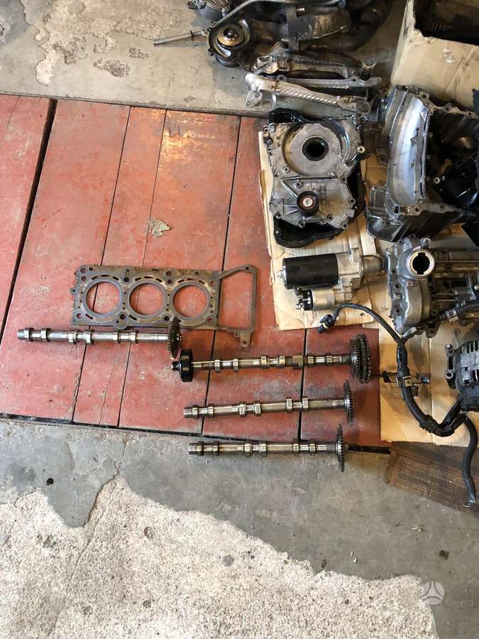 Mercedes-Benz E350 variklio detalės