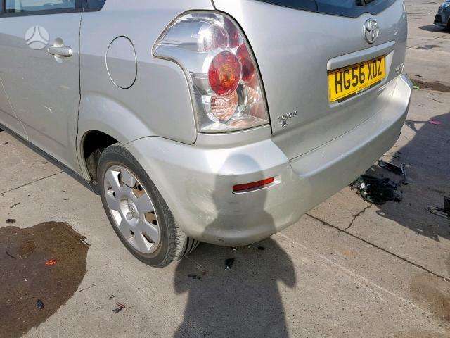 Toyota Corolla Verso dalimis
