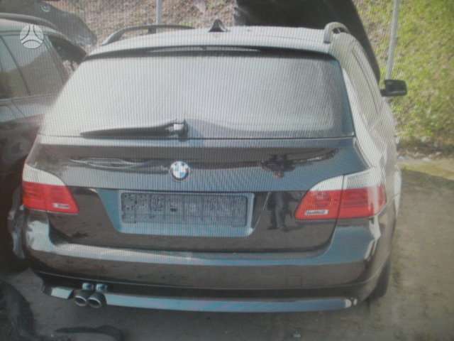 BMW 530 juodas stogo apmusimas