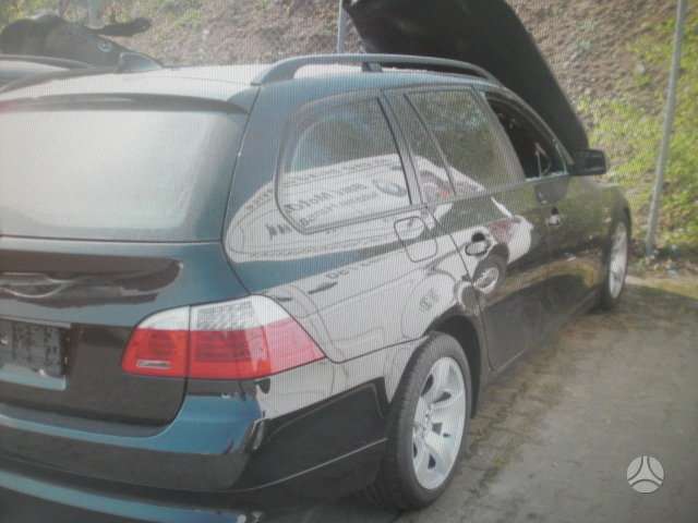 BMW 530 juodas stogo apmusimas