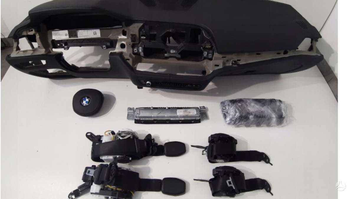 BMW 3 serija salono detalės