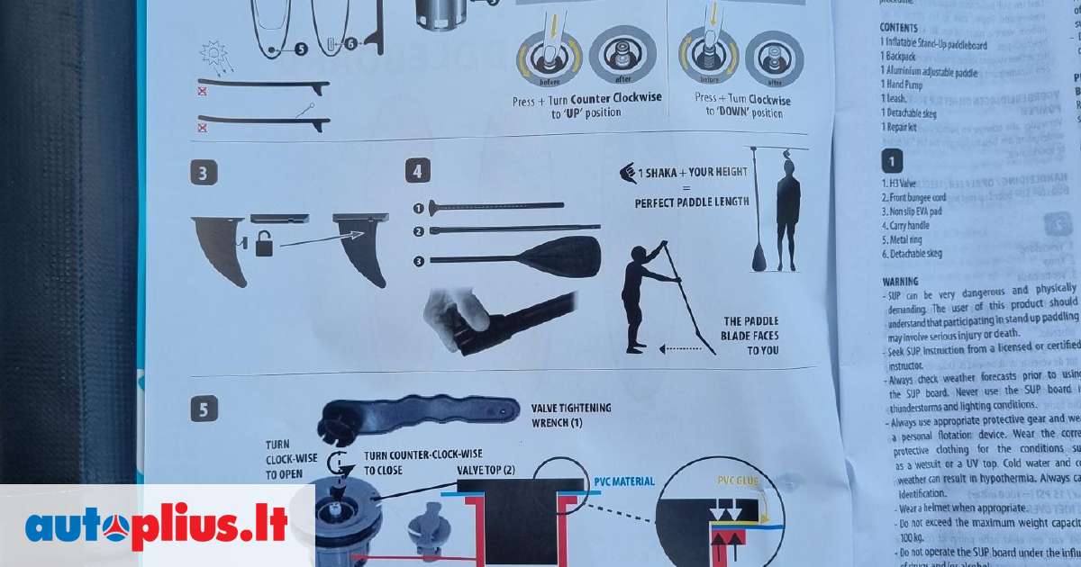 Tre palle da calcio su una superficie bianca | Foto Gratis