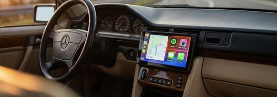 Išmani multimedija sename automobilyje: kaip „Apple CarPlay“ ir „Android Auto“ keičia vairavimo patirtį?