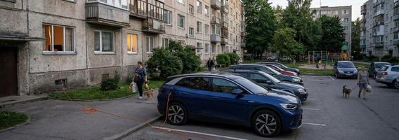 Elektromobilis daugiabutyje: komfortas ar gyvenimas su prailgintuvu?